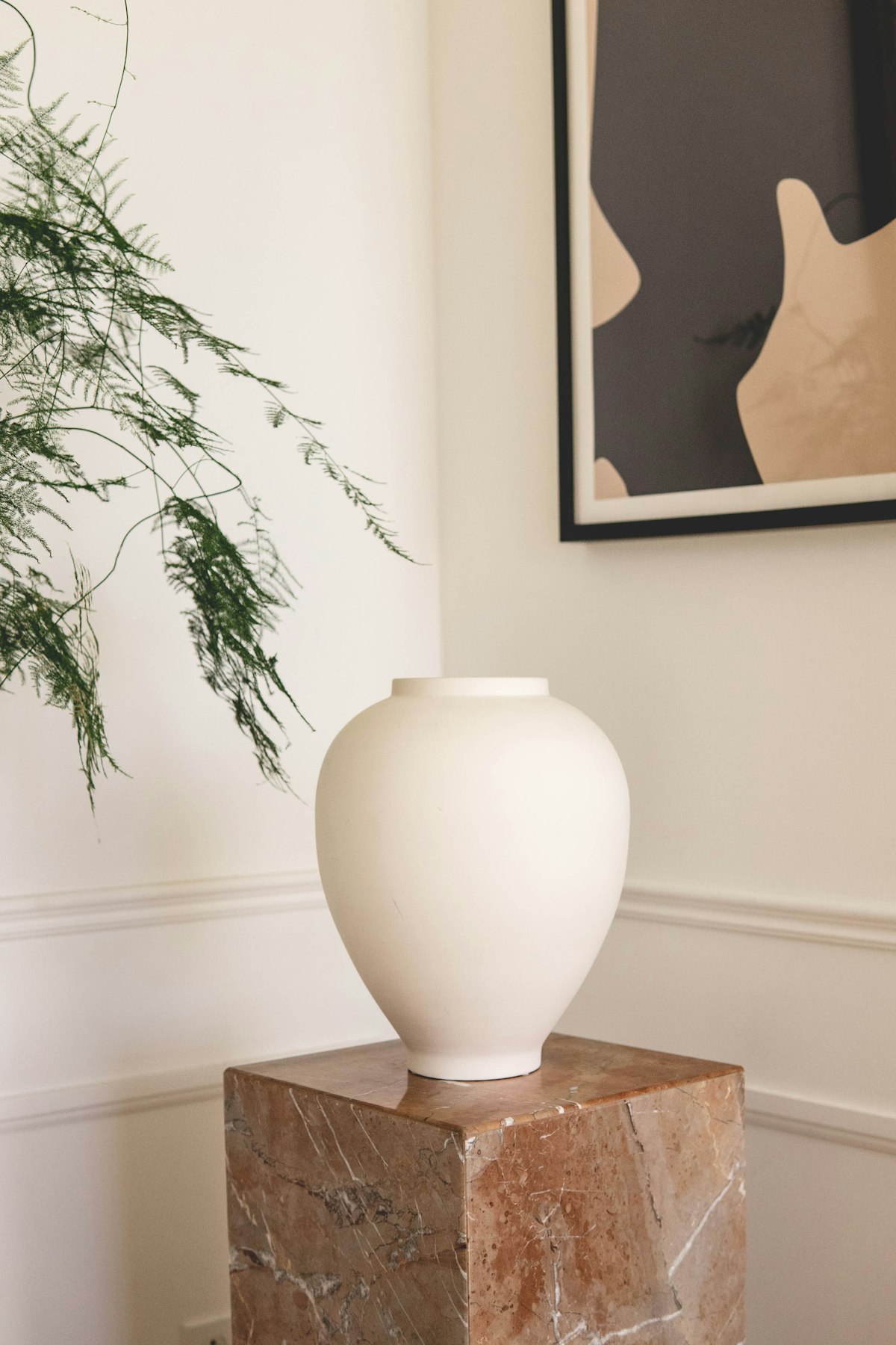 Mara stoneware vase on a plinth in a quiet room