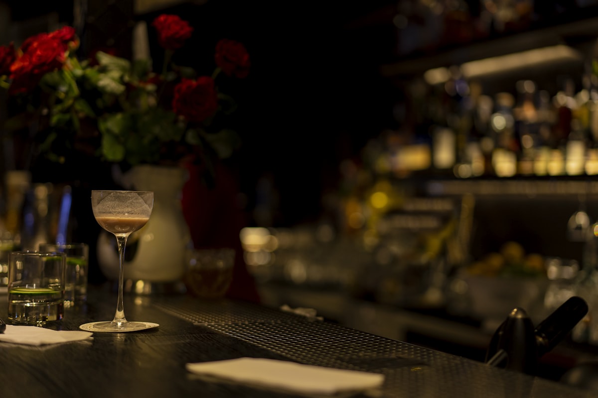 Roses and a coupe on the bar